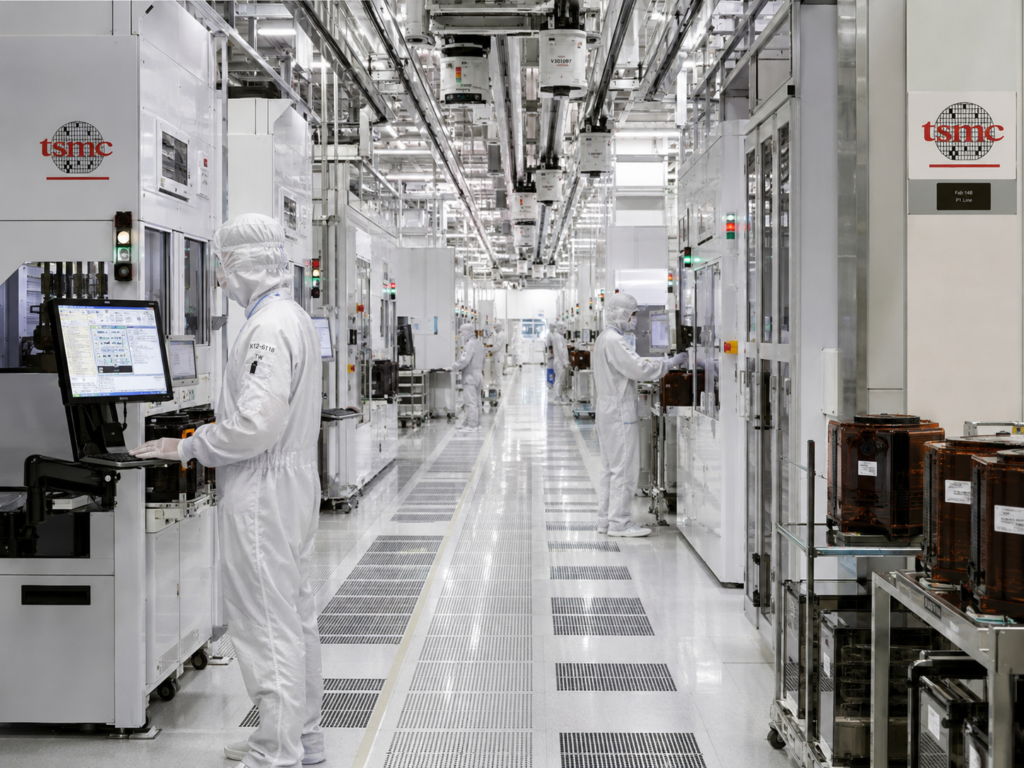 TSMC 파운드리 공장에서 칩을 생산하는 장면
